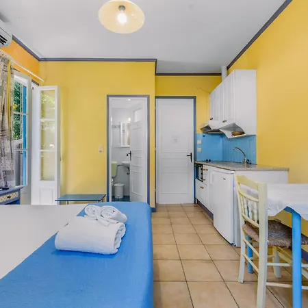 Aiolos Apartment *